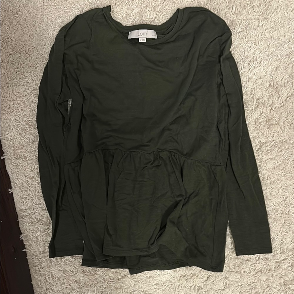 ✨3/$10✨LOFT Women's Green Peplum Long Sleeve Top